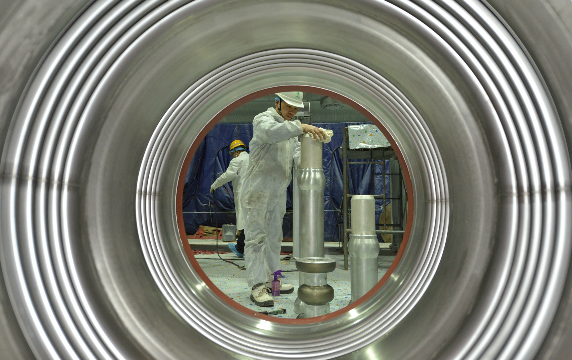 说明: 说明: C:\Users\Administrator\Desktop\新建文件夹\邹明摄影-2016年3月25日,北京东站1100千伏GIS串内一次安装完成。.jpg