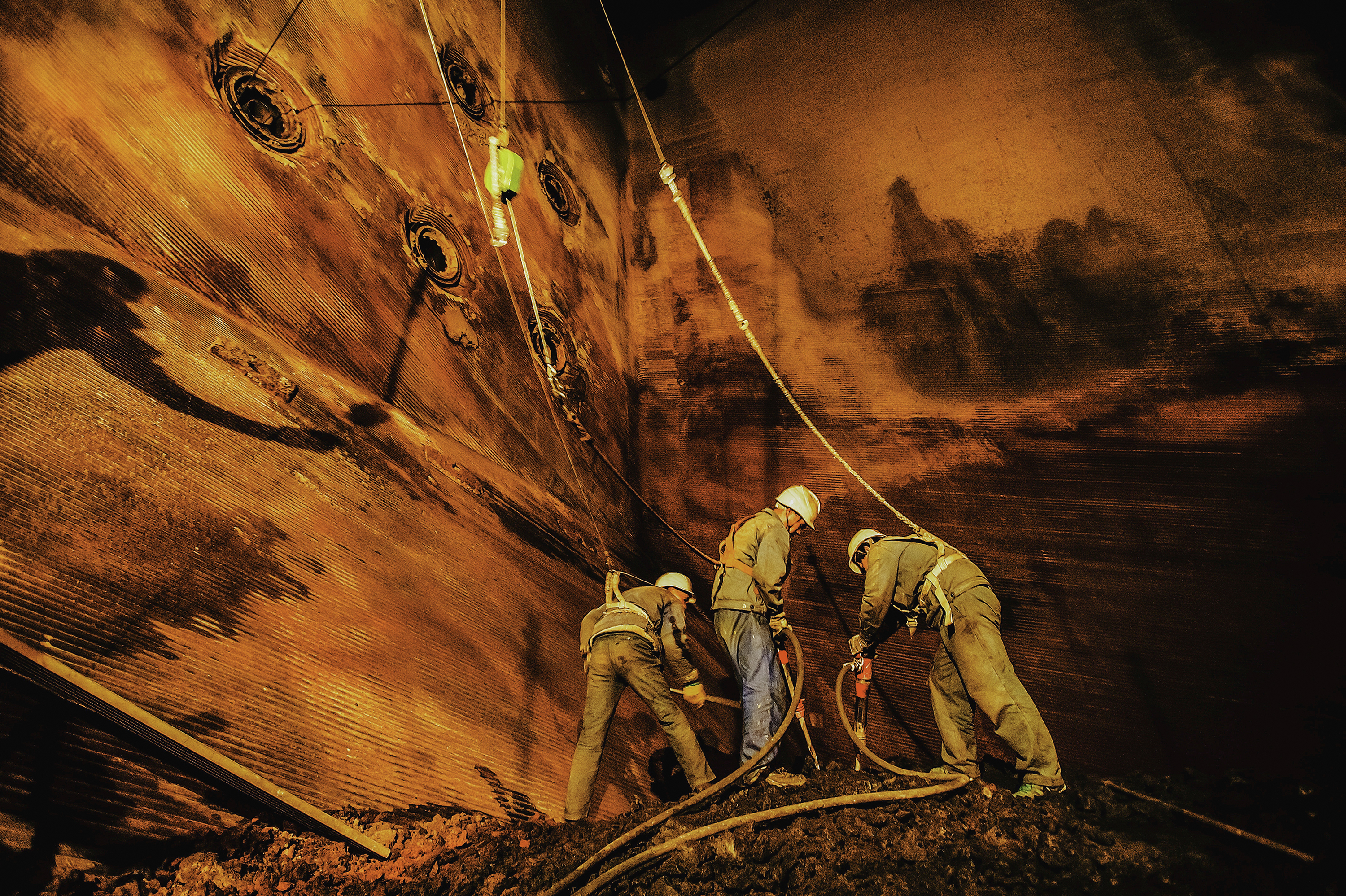 检修现场的忙碌奋战（作者：张卫刚）